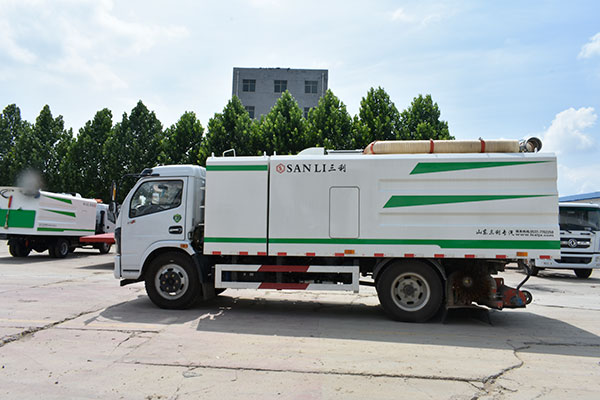 滚扫式吸尘车